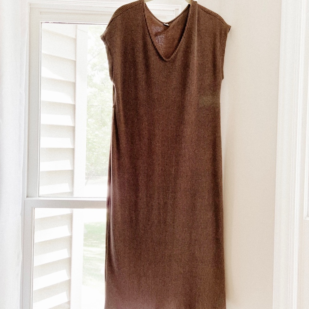 Adorable cocoa colored ribbed dress, relaxed fit not too tight dress. Size S